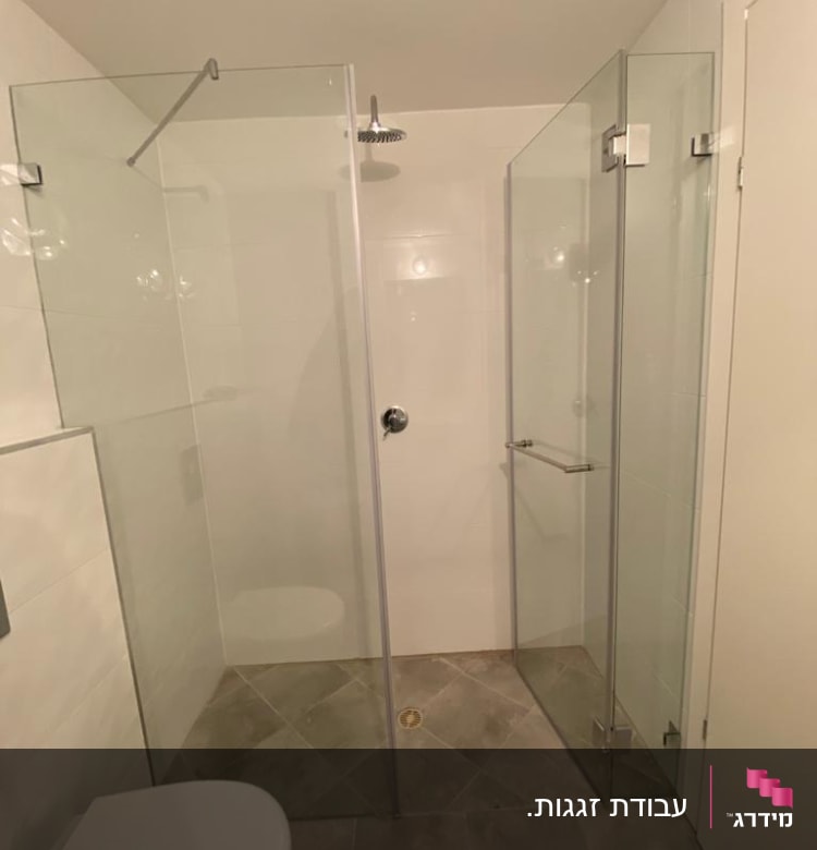 מקלחון זכוכית עם דלתות שקופות ומסגרת מתכת